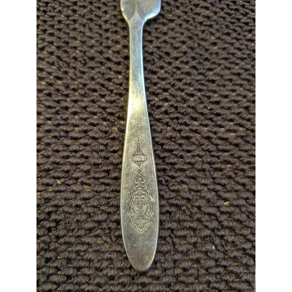 Vintage Butter Spreader Ornate Scroll Crest Silver Plate Flatware Cottagecore - Picture 2 of 5